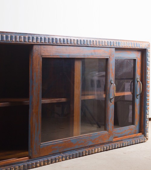 Meuble en bois avec portes coulissantes en verre
